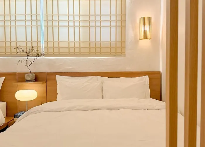 Next To Seongsudong,10 Minutes To Konkuk Station,,7 Minutes To Guui Station,accommodation For 6 People With 3 Queen Beds,lotte Worldto
