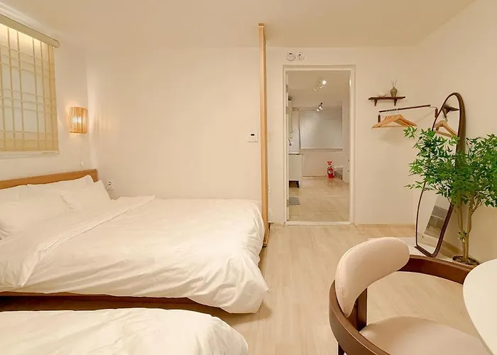 Next To Seongsudong,10 Minutes To Konkuk Station,,7 Minutes To Guui Station,accommodation For 6 People With 3 Queen Beds,lotte Worldto