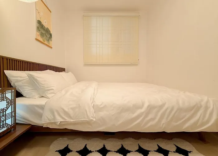 Next To Seongsudong,10 Minutes To Konkuk Station,,7 Minutes To Guui Station,accommodation For 6 People With 3 Queen Beds,lotte Worldto