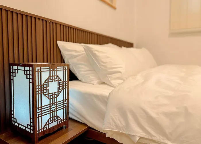 Next To Seongsudong,10 Minutes To Konkuk Station,,7 Minutes To Guui Station,accommodation For 6 People With 3 Queen Beds,lotte Worldto