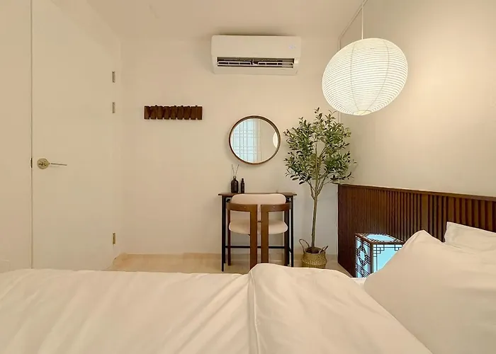 Next To Seongsudong,10 Minutes To Konkuk Station,,7 Minutes To Guui Station,accommodation For 6 People With 3 Queen Beds,lotte Worldto *